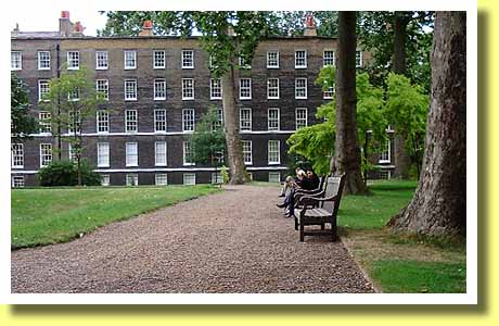 イギリスの首都ロンドンにある法律学校グレイズ・インの庭
