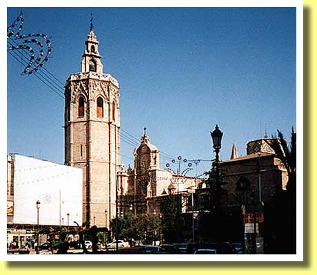 スペイン東部の街ヴァレンシアの大聖堂とミゲレテの塔