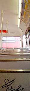 �C�M���X�̎�s�����h���𑖂�Ԃ��_�u���E�f�b�J�[�i��K���ăo�X�j�̎ԓ�